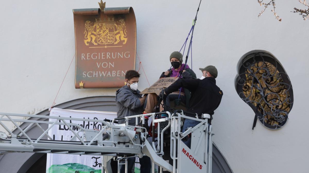 Mittels einer Drehleiter holten Polizeibeamte die Aktivistin herunter. Sie hatte sich zuvor vom Präsidiumsbüro der Regierung von Schwaben abgeseilt.